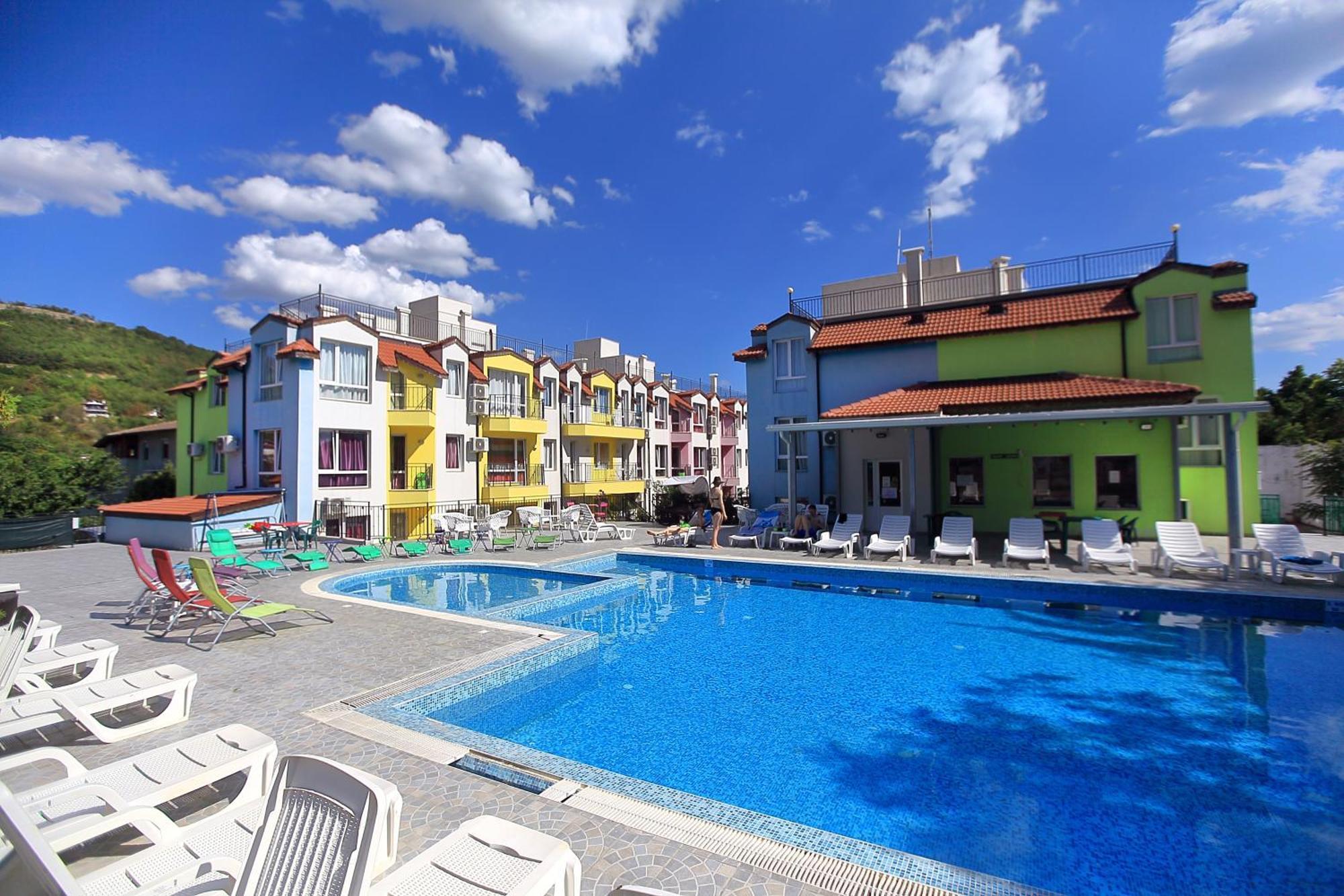 Private With Parking And Pool Apartment *